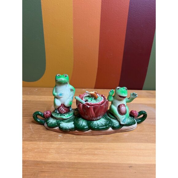 Vintage ceramic frogs on a lily pad salt and pepper shakers - small chips - Picture 1 of 10